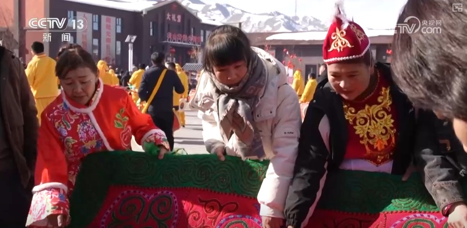 “村晚”开演、花船摇曳、百鼓齐鸣 多彩民俗“引客来”璀璨非遗年味浓 “村晚”开演、花船摇曳、百鼓齐鸣 多彩民俗“引客来”璀璨非遗年味浓