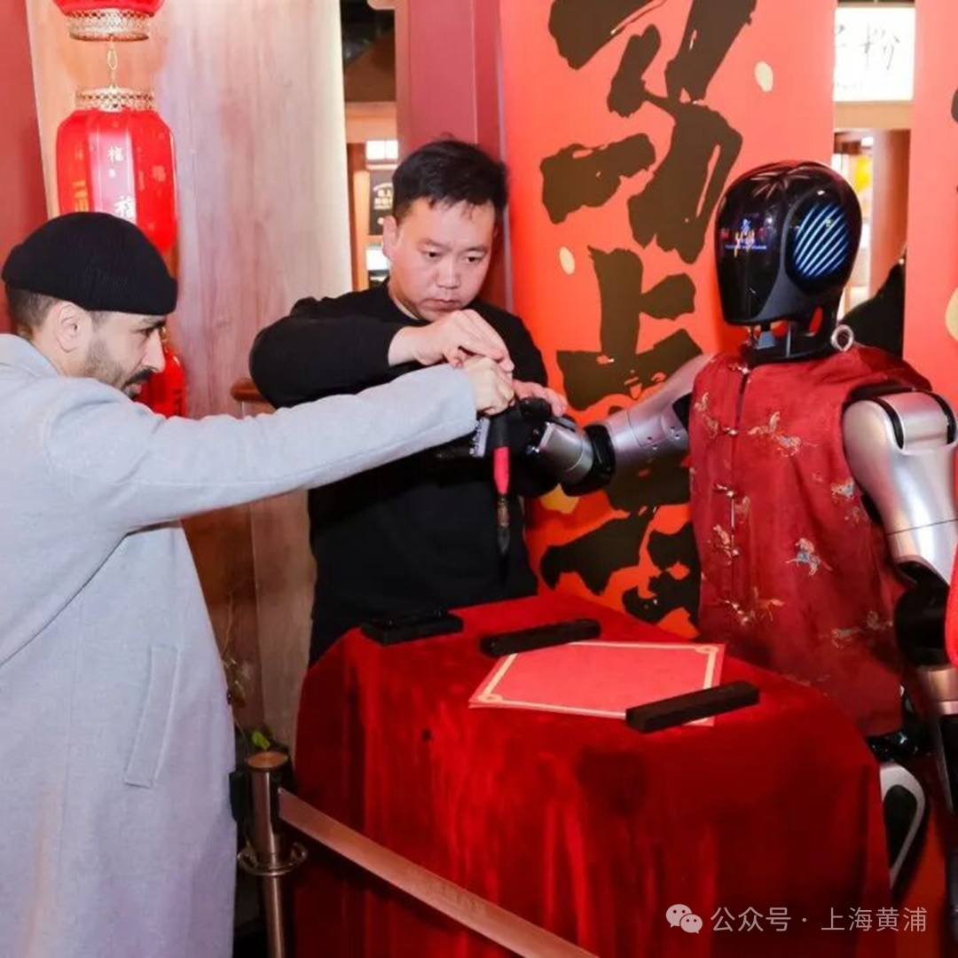 上海虹桥机场现“显眼包”，全网征名！网友：春晚的节目提前看到了....