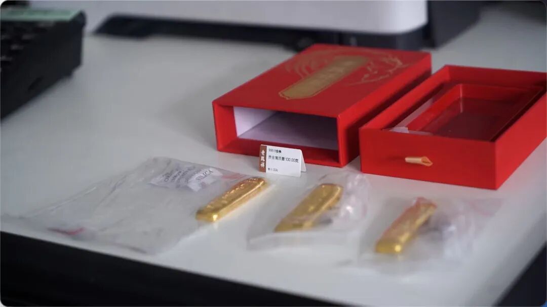 上海一57岁阿姨为新认识的“老伴”豪掷41万买金条,对方派取货人当面交付…… 上海一57岁阿姨为新认识的“老伴”豪掷41万买金条,对方派取货人当面交付……