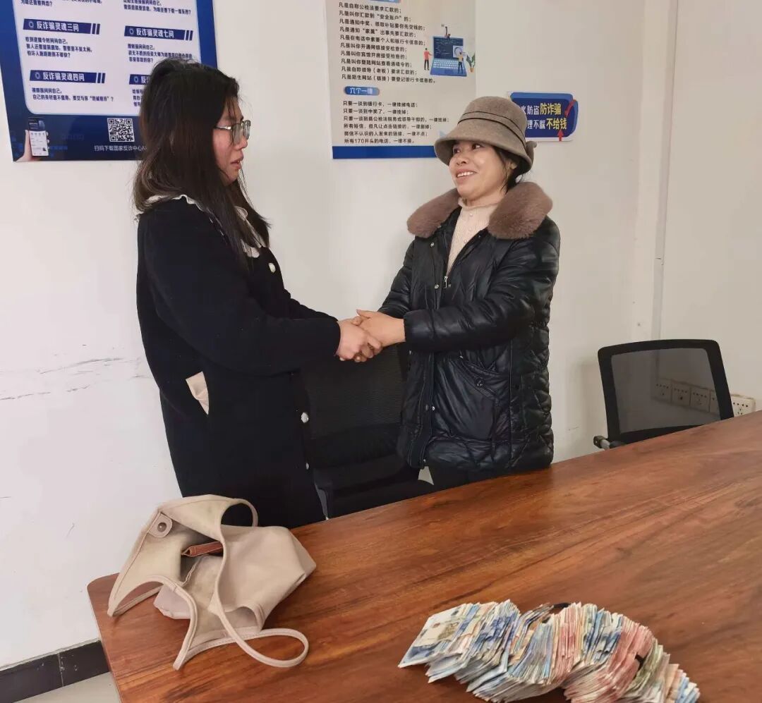 河南女子路边捡到3万元现金及30余克黄金首饰后物归原主 河南女子路边捡到3万元现金及30余克黄金首饰后物归原主