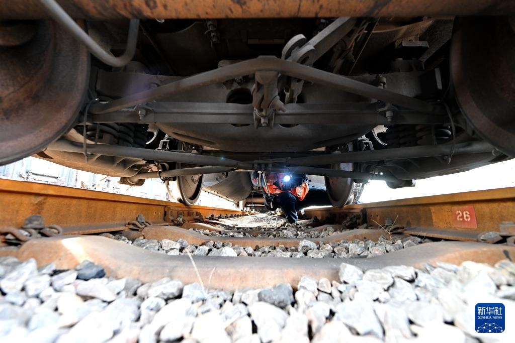 新春走基层丨能源大动脉上的列车“守护者” 新春走基层丨能源大动脉上的列车“守护者”