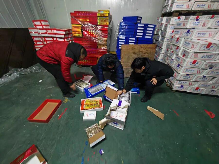 当心！穿着“知名超市”工作服，开车出没上海街头，主动搭讪老年人！警方抓获13人