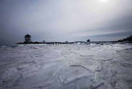 葫芦岛涌浪被定格为冰鳞 葫芦岛涌浪被定格为冰鳞