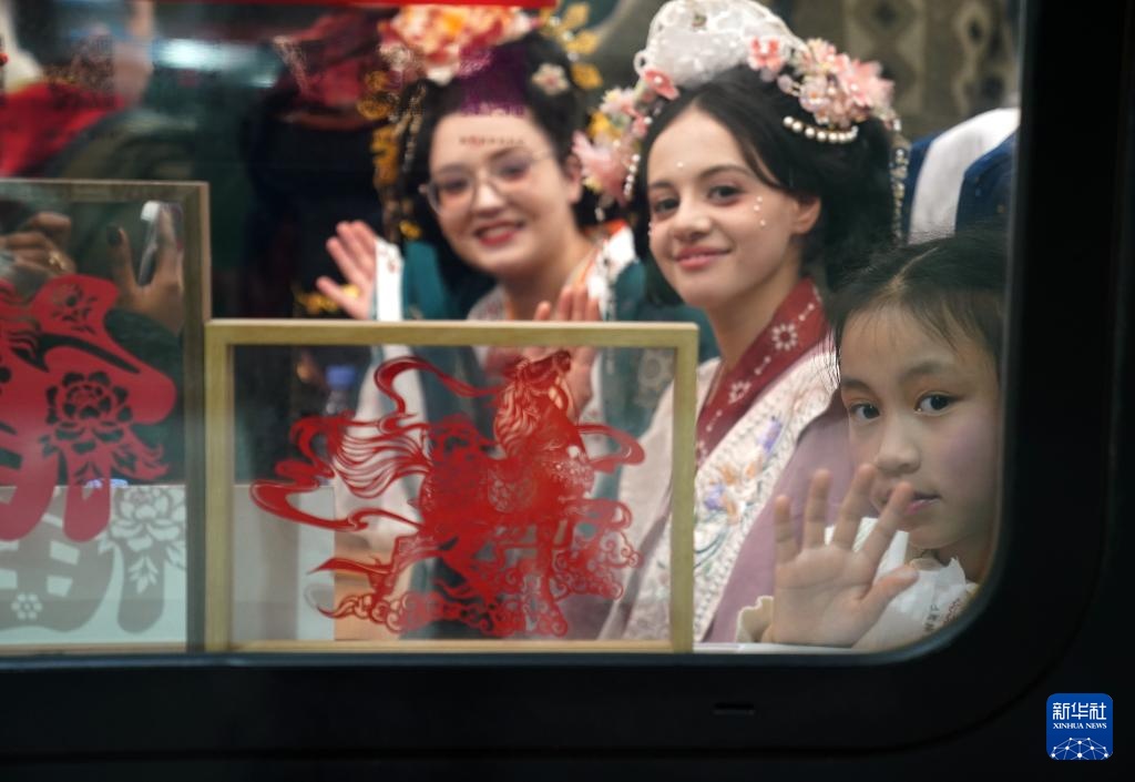 列车“春晚”温暖春运路