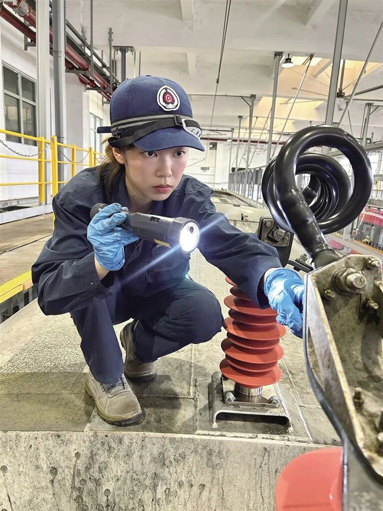 海口动车所这俩00后姑娘，真能扛事儿！