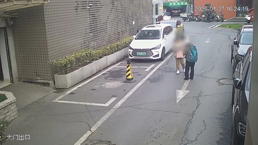 上海一57岁阿姨为新认识的“老伴”豪掷41万买金条,对方派取货人当面交付…… 上海一57岁阿姨为新认识的“老伴”豪掷41万买金条,对方派取货人当面交付……