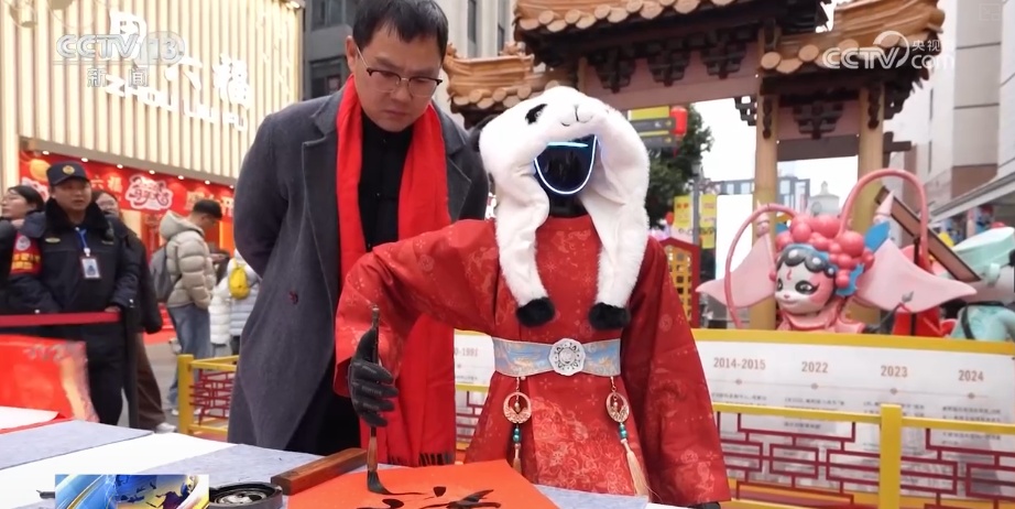 团聚新风尚、吃出新花样、AI新体验 新潮消费花式上新催生新春消费“潮”活力