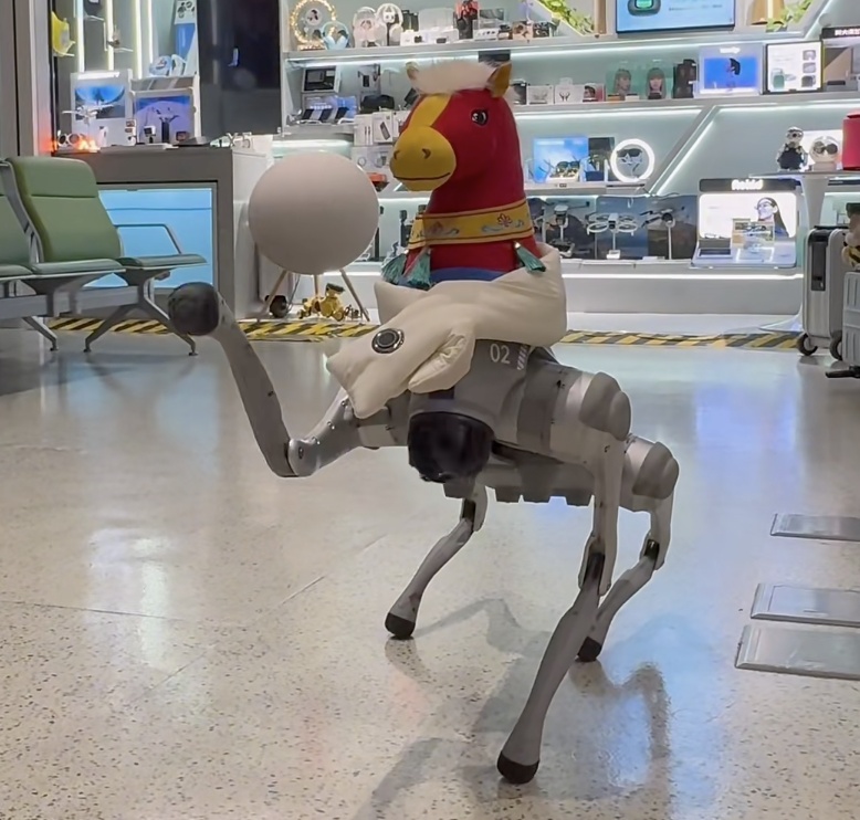 上海虹桥机场现“显眼包”，全网征名！网友：春晚的节目提前看到了....