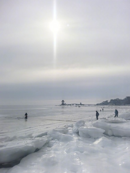 葫芦岛涌浪被定格为冰鳞 葫芦岛涌浪被定格为冰鳞