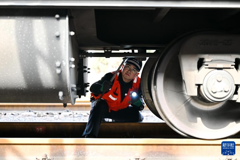 新春走基层丨能源大动脉上的列车“守护者” 新春走基层丨能源大动脉上的列车“守护者”