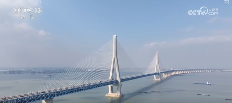 春运在岗·走、看、听、摸 他们日夜守护 确保万千旅客往来平安 春运在岗·走、看、听、摸 他们日夜守护 确保万千旅客往来平安