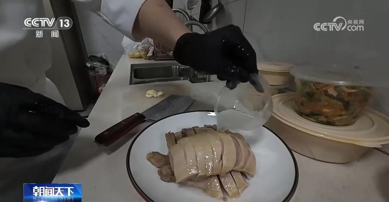 反向团圆、大厨上门、机器人写福字……今年过年多了新变化 反向团圆、大厨上门、机器人写福字……今年过年多了新变化