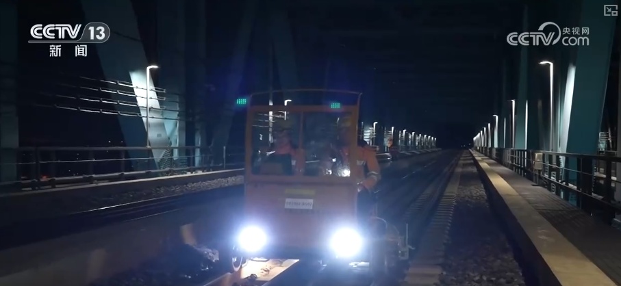 春运在岗·走、看、听、摸 他们日夜守护 确保万千旅客往来平安 春运在岗·走、看、听、摸 他们日夜守护 确保万千旅客往来平安