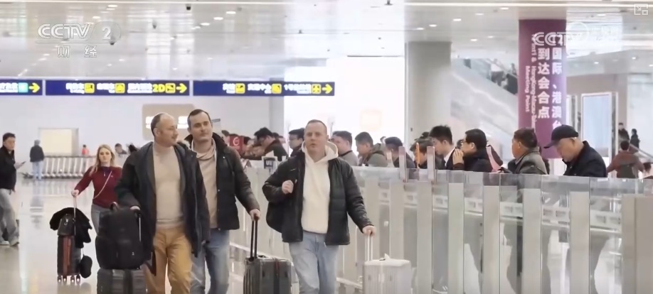 “买买买+非遗体验”，太棒了！“来中国过春节” 风靡全球 海外游客沉浸式感受年味