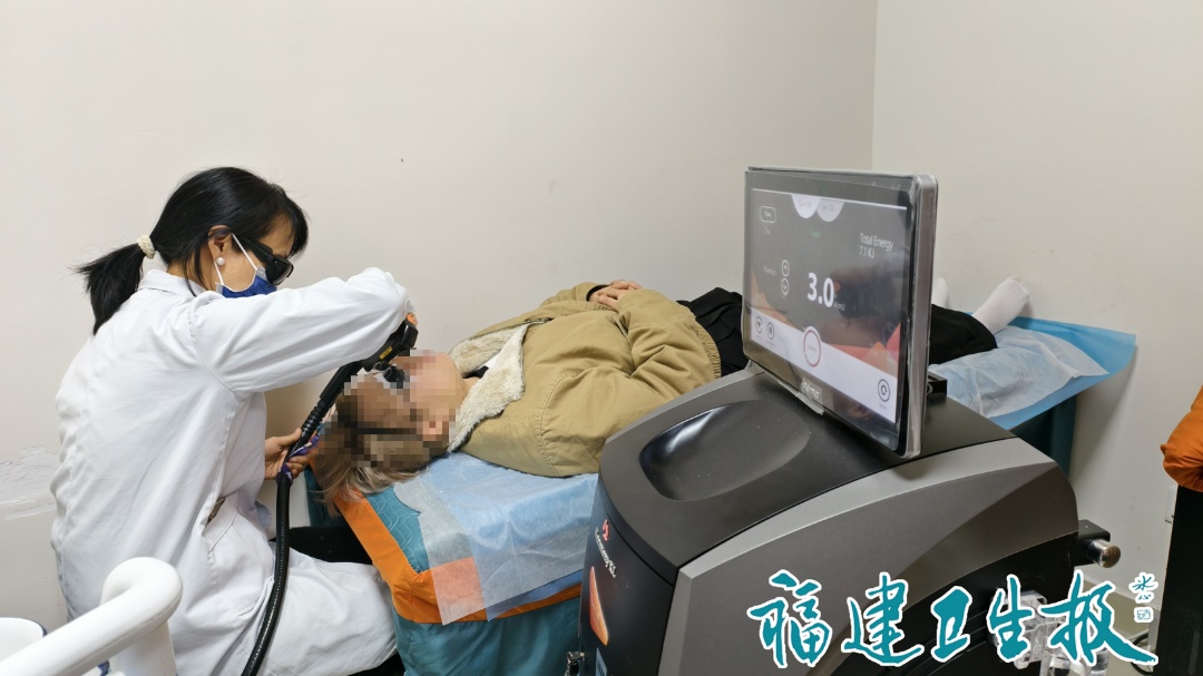 福建一96岁爷爷为祛老年斑坚持三年医美，医生：不是个例