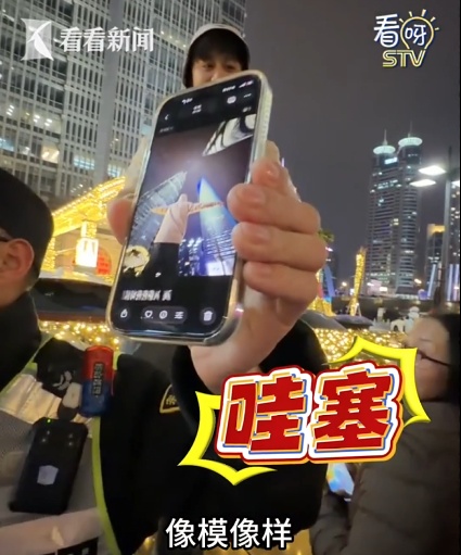 上海太会了！城管小哥被一群人围着，“一分钟包教包会”