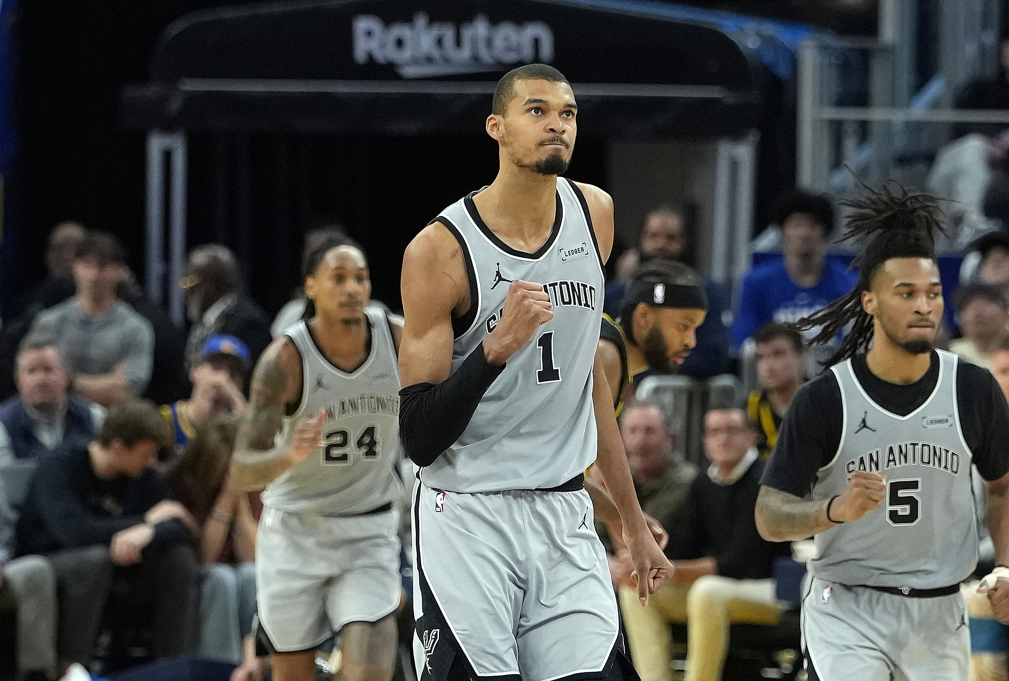 文班亚马26+9福克斯27+8 马刺力克勇士六连胜