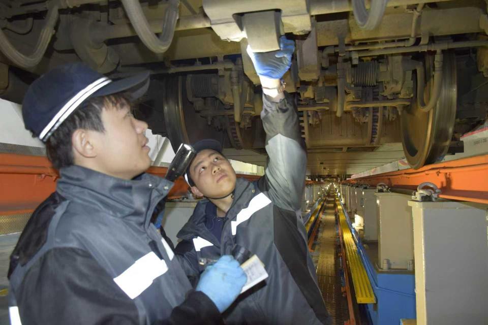 听声辨故障！长沙“动车女医生”：靠耳朵检修座椅，一夜检测300个