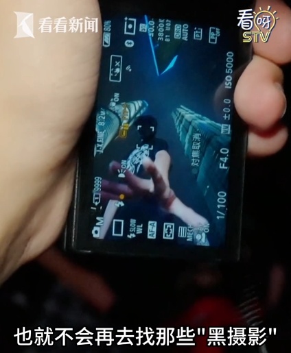 上海太会了！城管小哥被一群人围着，“一分钟包教包会”