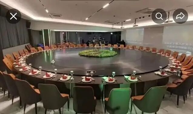 浙江一餐厅大圆桌可坐55人，网友调侃“有些菜，一旦错过就不再”