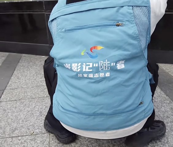 上海太会了！城管小哥被一群人围着，“一分钟包教包会”