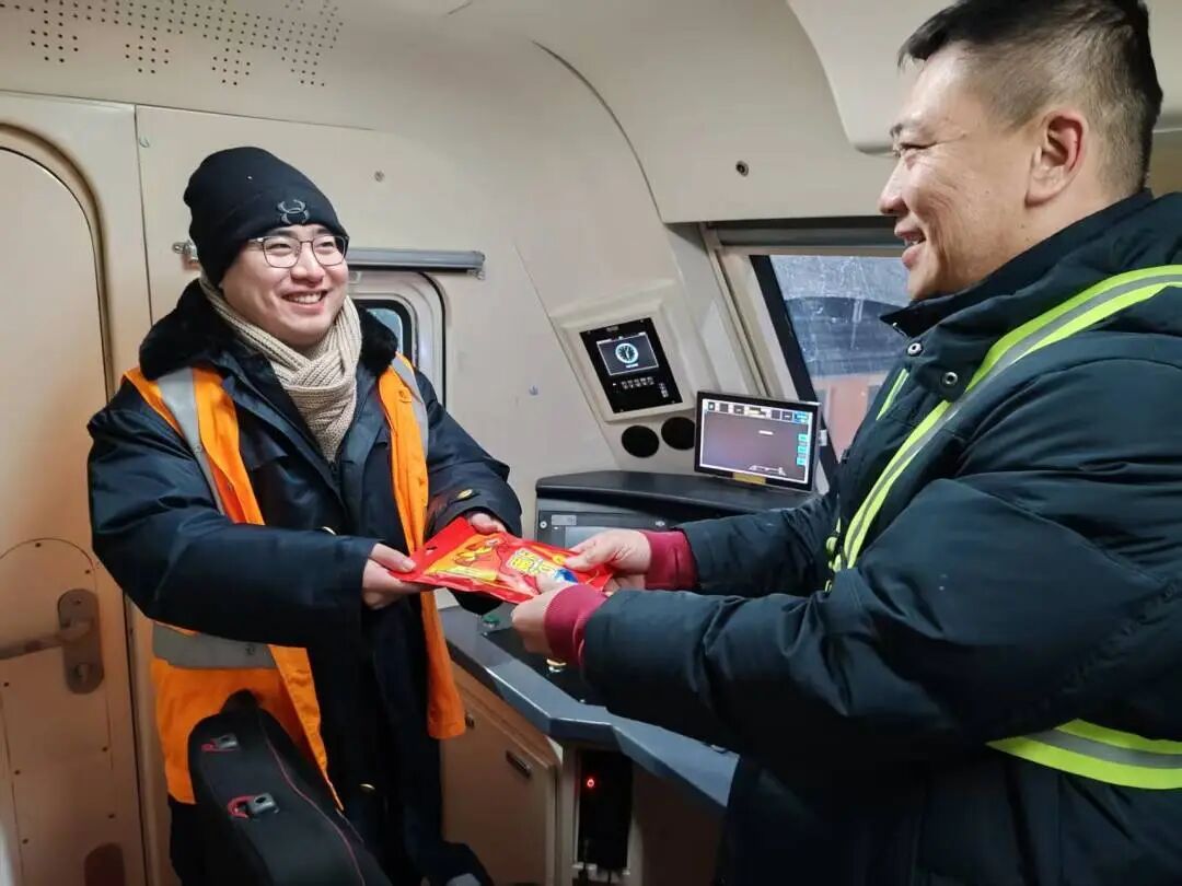 热姜汤、热奶茶持续供应!这个春运太暖了! 热姜汤、热奶茶持续供应!这个春运太暖了!