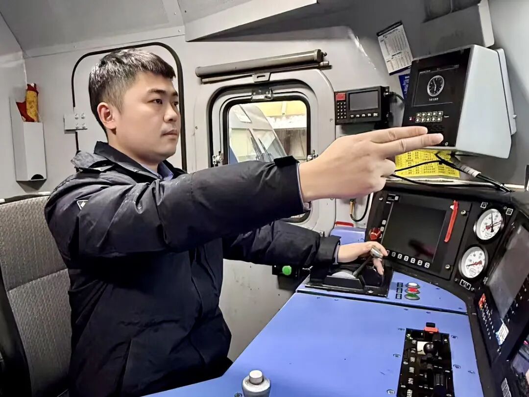 看镜头!听听铁路人的春运愿望→ 看镜头!听听铁路人的春运愿望→