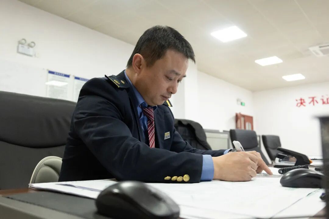 看镜头!听听铁路人的春运愿望→ 看镜头!听听铁路人的春运愿望→