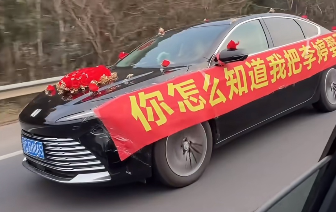 高速上一辆孤独的婚车，被六十多辆过路车自发组成"送嫁车队"！