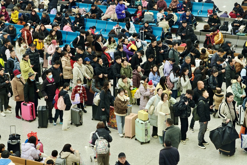 重庆火车站迎来节前返乡客流高峰，这些方向余票还较为充裕