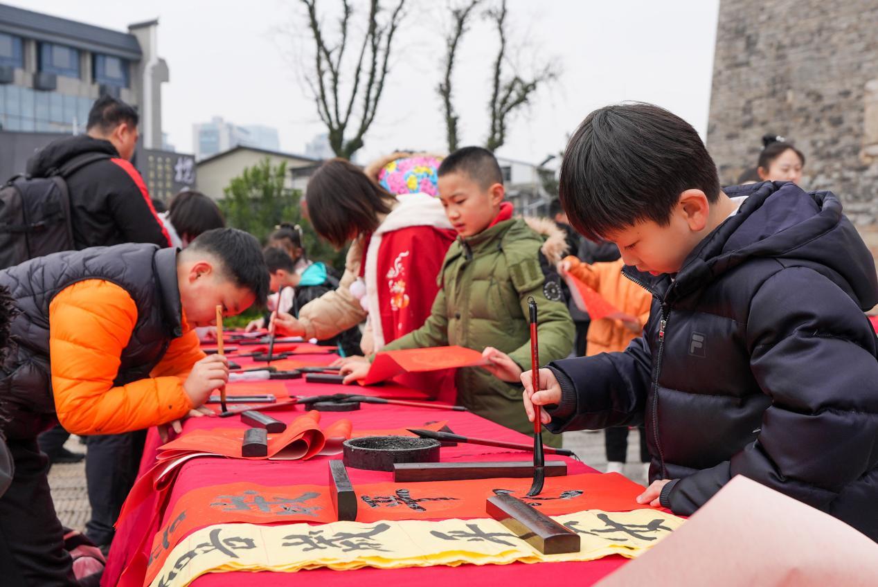 巨幅春联“爬”上长沙地标 传统民俗焕新星城年味 巨幅春联“爬”上长沙地标 传统民俗焕新星城年味