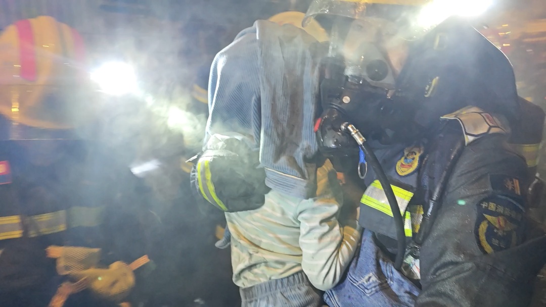 平房凌晨起火 消防员浓烟中救出6人