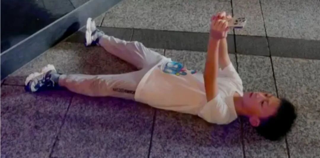 上海太会了！城管小哥被一群人围着，“一分钟包教包会”