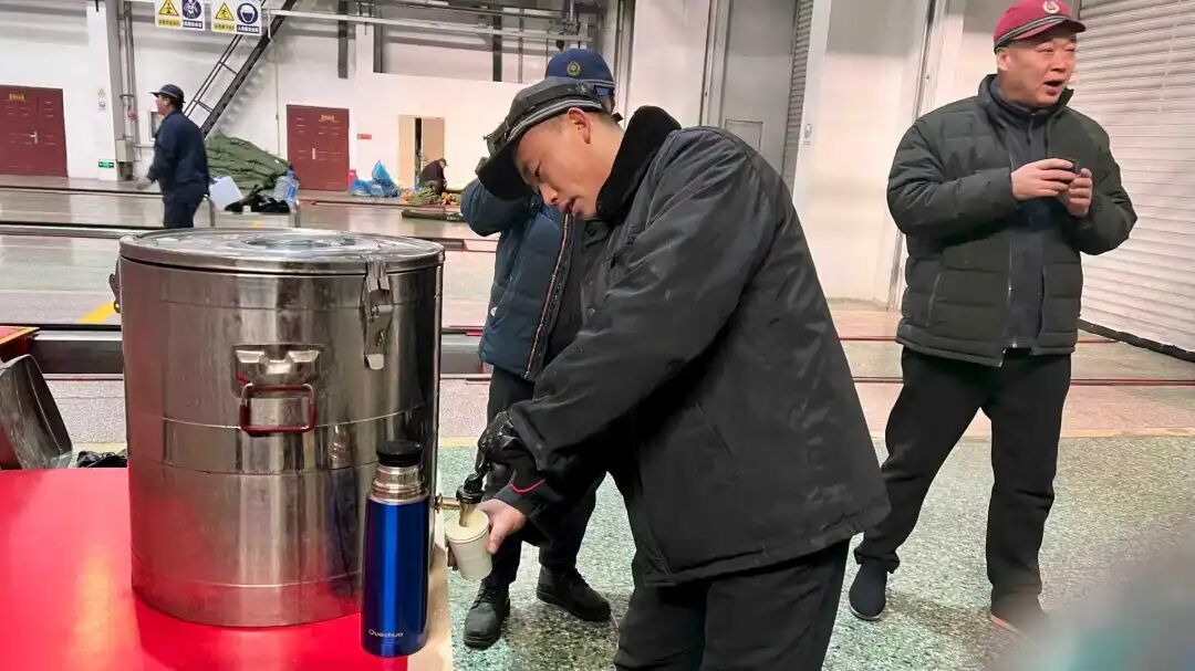 热姜汤、热奶茶持续供应!这个春运太暖了! 热姜汤、热奶茶持续供应!这个春运太暖了!