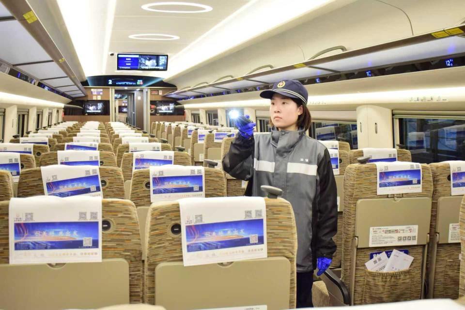 听声辨故障！长沙“动车女医生”：靠耳朵检修座椅，一夜检测300个