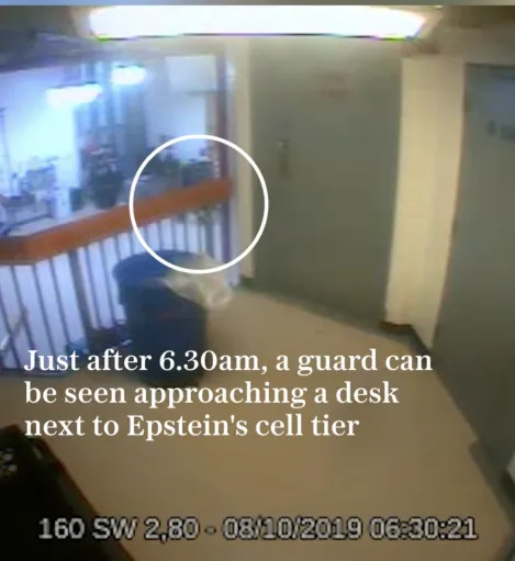 爱泼斯坦被发现死亡时间段内监狱监控画面首次披露:多名狱警往返穿梭其尸体被发现牢房 爱泼斯坦被发现死亡时间段内监狱监控画面首次披露:多名狱警往返穿梭其尸体被发现牢房