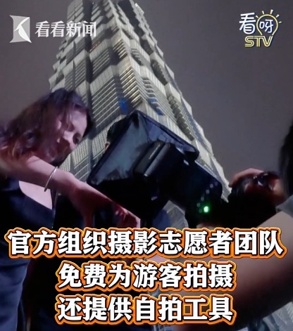 上海太会了！城管小哥被一群人围着，“一分钟包教包会”