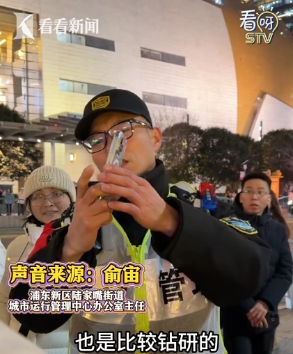 上海太会了！城管小哥被一群人围着，“一分钟包教包会”