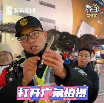 上海太会了！城管小哥被一群人围着，“一分钟包教包会”