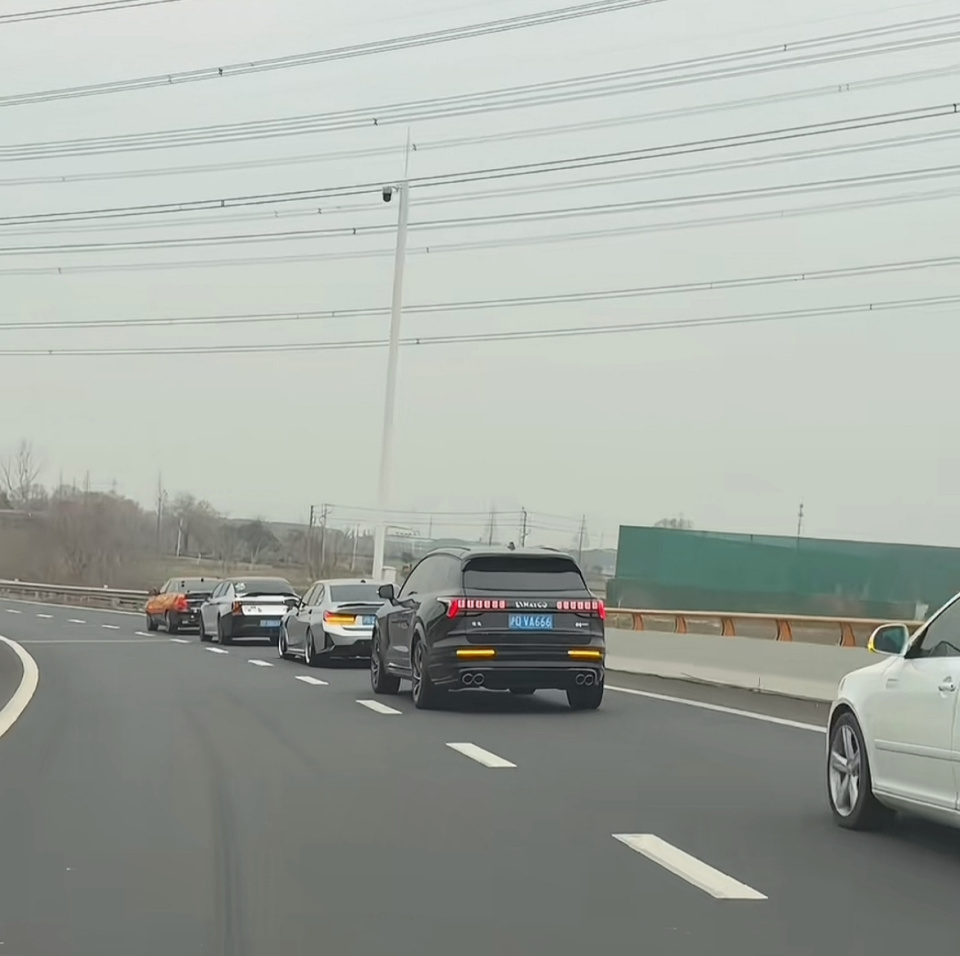 “大家都知道你娶了李婷!”上海回河南高速车友为孤独婚车组成临时车队:最多有十几台 “大家都知道你娶了李婷!”上海回河南高速车友为孤独婚车组成临时车队:最多有十几台