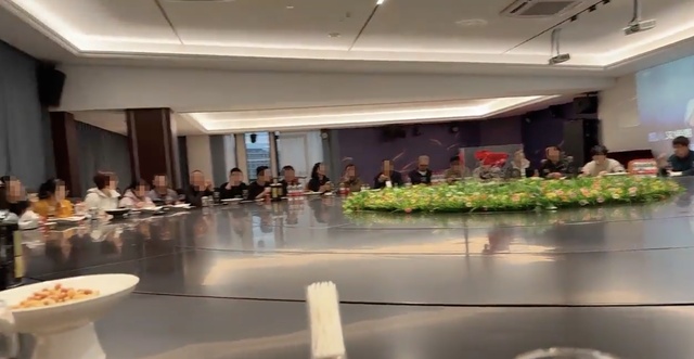 浙江一餐厅大圆桌可坐55人，网友调侃“有些菜，一旦错过就不再”