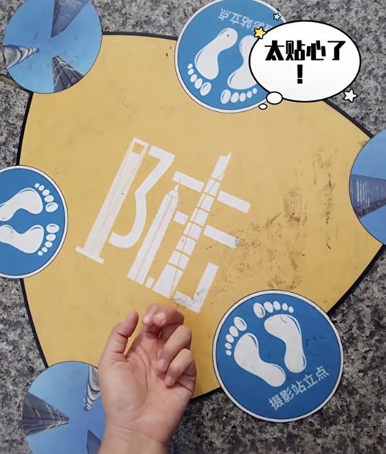 上海太会了！城管小哥被一群人围着，“一分钟包教包会”