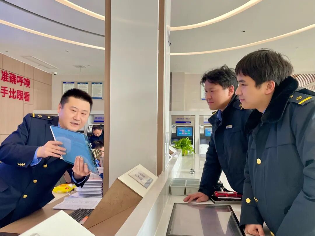 看镜头!听听铁路人的春运愿望→ 看镜头!听听铁路人的春运愿望→