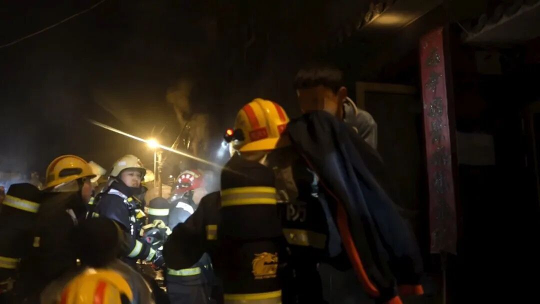平房凌晨起火 消防员浓烟中救出6人