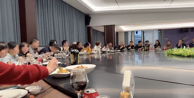 一餐厅圆桌可坐55人,套餐卖1.68万!网友:有些菜,一旦错过就不再… 一餐厅圆桌可坐55人,套餐卖1.68万!网友:有些菜,一旦错过就不再…