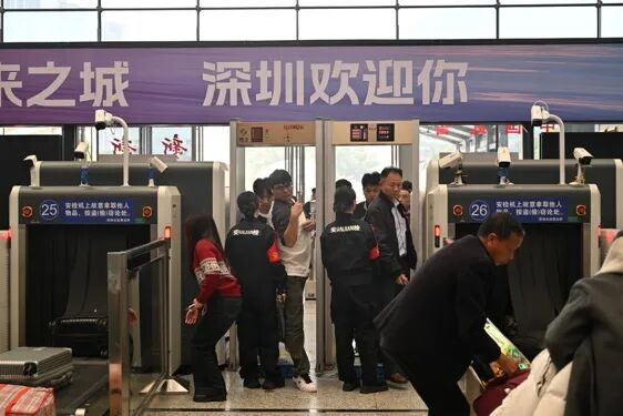 “姐姐，姐姐”，深圳北站内突然传来哭喊声，民警暖心守护……