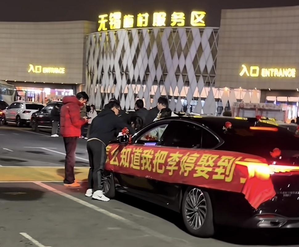 高速上一辆孤独的婚车，被六十多辆过路车自发组成"送嫁车队"！