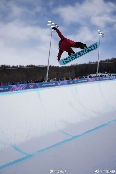 观众和选手为刘佳宇鼓掌