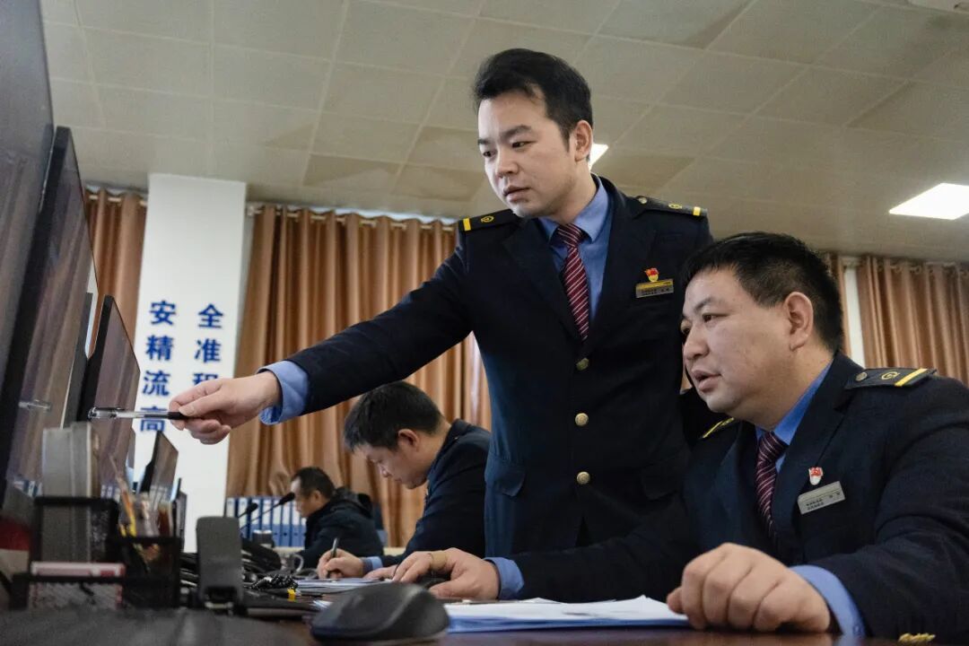 看镜头!听听铁路人的春运愿望→ 看镜头!听听铁路人的春运愿望→