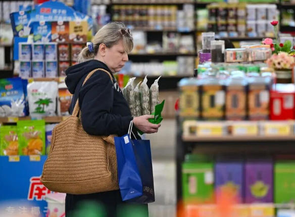 “到中国过年成热潮” 外国人沉浸式体验中国年 “到中国过年成热潮” 外国人沉浸式体验中国年